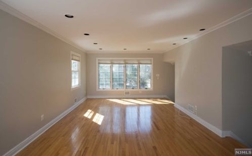 883 Woodfield Rd, Franklin Lakes, NJ 07417-1122