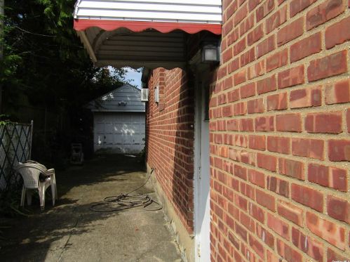 82-60 249th St, Jamaica, NY 11426-1848