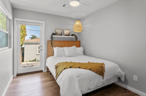 1455 Chalcedony St, San Diego CA 92109-2126 exterior