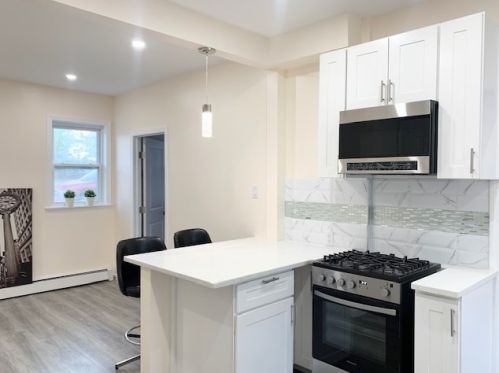 75 19th St, Bayonne, NJ 07002-4481