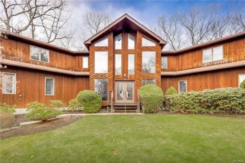 7 Henry Ct, Airmont, NY 10901-3427