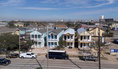 2304 Bernardo De Galvez Ave, Galveston TX 77550 exterior