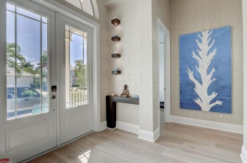 687 9th Ave, Naples, FL 34102-6937