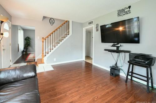 9 Stephen Ct, New Britain CT  06053-1633 exterior