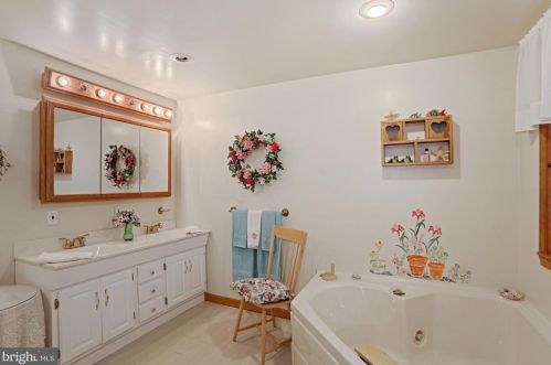 207 Thomas Ave, Riverton NJ 08077-1039 exterior