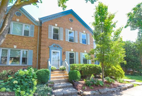 7968 Yancey Dr, Falls Church, VA 22042-4471