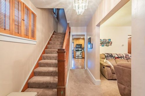 428 5th St, Jeannette, PA 15644-2232