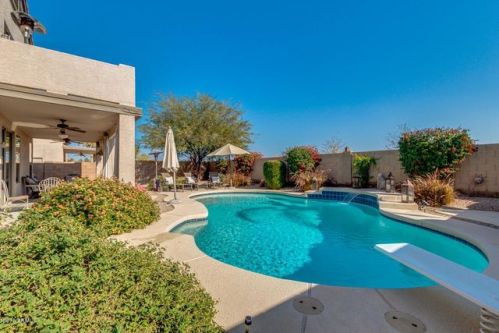 1099 Roles Dr, Gilbert, AZ 85296-8649