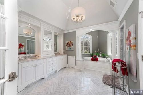 243 Glen Pl, Franklin Lakes NJ  07417-2707 exterior