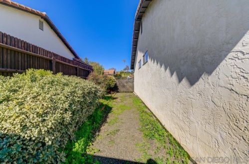 711 Honeydew Ln, Vista CA  92084-3115 exterior