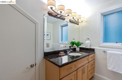 5904 Canning St, Oakland CA 94609-1306 exterior