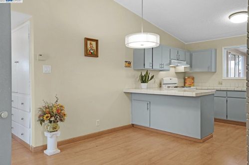 27065 Portsmouth Ave, Hayward CA 94545-3324 exterior