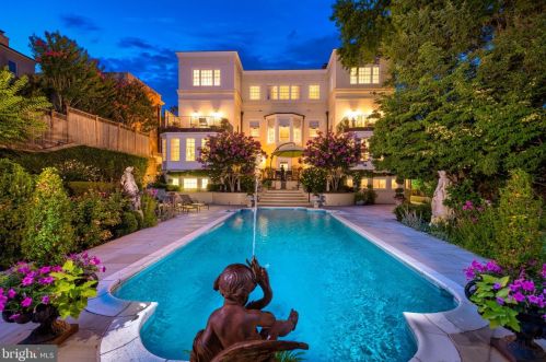 3210 R St, Washington DC  20007-2940 exterior