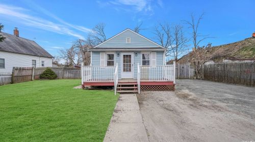 4 Division Ave, Central Islip, NY 11722-2907
