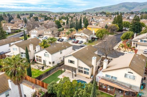 912 Celestine Cir, Vacaville CA  95687-7852 exterior