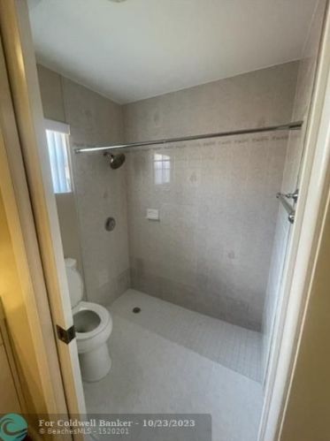 6245 175th Ter, Hialeah FL  33015-4438 exterior