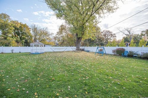 28 Hammond Rd, Elwood NY  11731-4810 exterior