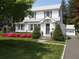 45 Middlesex Rd, Tokeneke CT  06820-3717 exterior