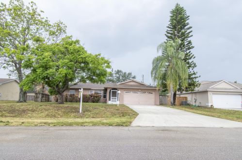 119 Essex Dr, Fort Pierce, FL 34946-1228