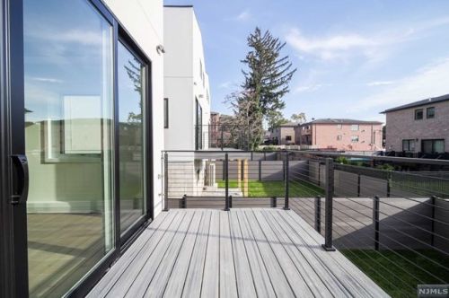 66 Henry Ave, Palisades Park NJ  07650-2413 exterior