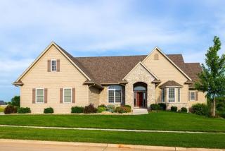 11 Cobblestone Ln, Le Claire, IA 52753-9249