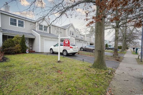 36 Oak St, Central Islip, NY 11722-4148
