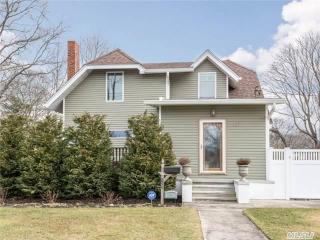 137 Broadway Ave, Sayville, NY 11782-1619