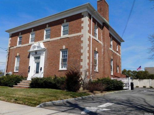 304 1st St, North Lindenhurst, NY 11757-4919