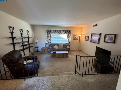 1230 Lakehurst Rd, Livermore, CA 94551-1852