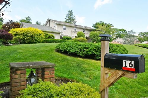 16 Susan Ln, Huntington Station, NY 11746-5114
