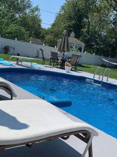 28 Hammond Rd, Elwood NY  11731-4810 exterior