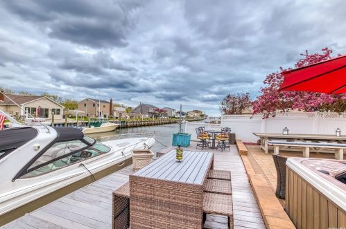 425 East Dr, Copiague, NY 11726-5109