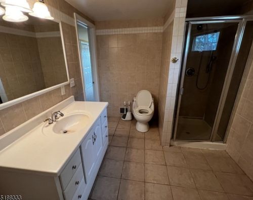 26 Robinson Dr, West Paterson NJ  07424-2929 exterior