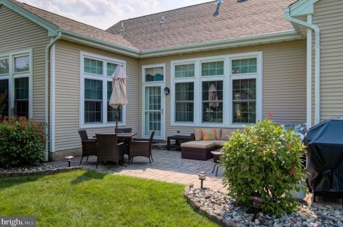 19 Ambrose Dr, Columbus NJ  08022-2305 exterior