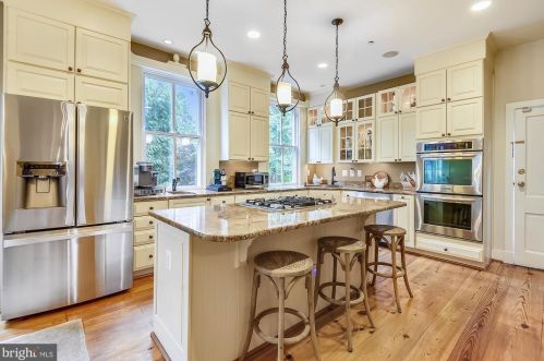 19 Cornwall St, Leesburg VA 20176-2701 exterior