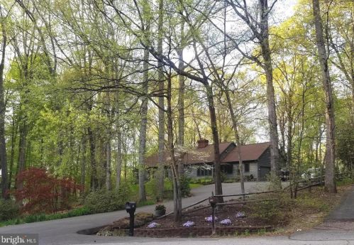 211 Twin Lake Dr, Fredericksburg, VA 22401-7036