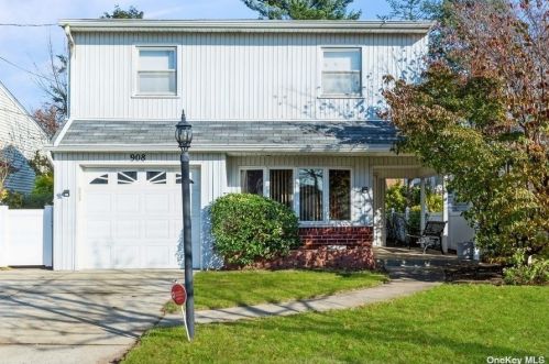 908 New Hyde Park Rd, New Hyde Park, NY 11040-3205