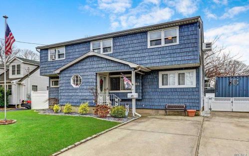 481 38th St, North Lindenhurst, NY 11757-2618