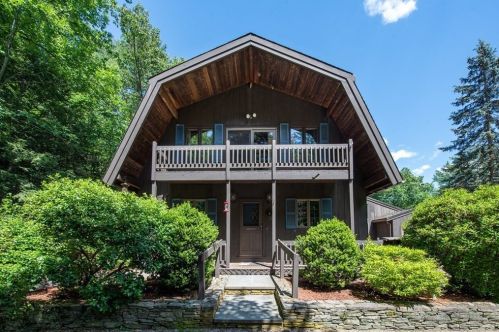 16 Bare Hill Rd, Boxford, MA 01921-2402