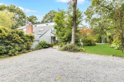 8 Lakewood Ave, East Quogue, NY 11942-4005