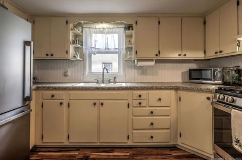 114 New Haven Ave, Derby CT 06418-2161 exterior