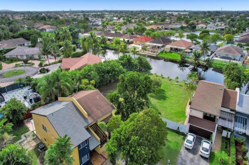 7692 Oakmont Cir, Hialeah FL  33015-2046 exterior