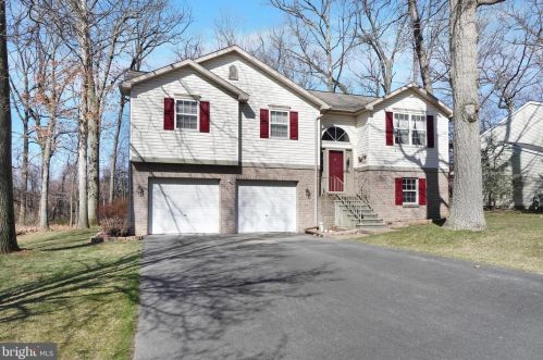 321 Larkin Dr, Red Lion, PA 17356-9649