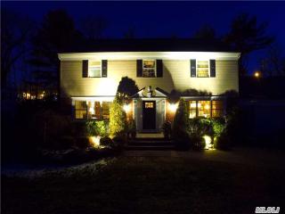 28 Sully Dr, North Hills, NY 11030-2806