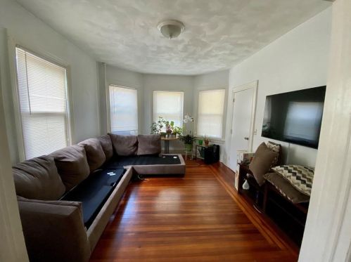 124 Wyndham Ave, Providence, RI 02908-3545