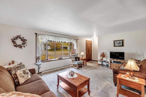 1268 Ponderosa Ave, Green Bay, WI 54313-5853