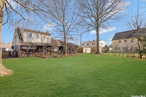 34 Flagstone Ln, Westbury NY  11590-6531 exterior