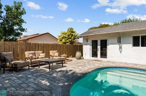 19621 58 Ave, Hialeah FL  33015-4909 exterior