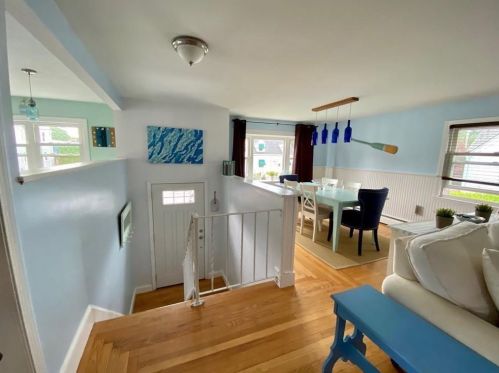 85 Eustis Ave, Middletown, RI 02840-2866