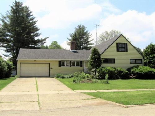 662 Oak St, Juneau, WI 53039-1229
